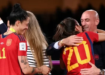 فيفا يوقف بطل فضيحة “قبلة المونديال” لمدة 3 سنوات