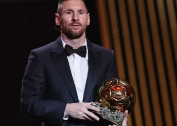 ميسي يفوز بجائزة الكرة الذهبية لأفضل لاعب في العالم