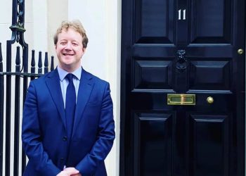 بسبب دعوته لوقف العدوان على غزة.. رئيس وزراء بريطانياً يطرد نائباً من منصبه