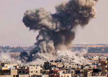 إسرائيل تغتال قيادياً في “حماس”.. ومستشفيات في غزّة تخرج عن الخدمة