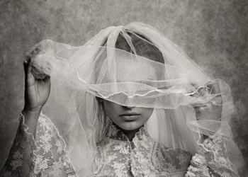 سعودية عمرها 18 سنة تزوجت من جارها الكبير في السن.. وبعد شهر كانت المفاجأة!!