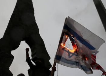 المصريون يحرقون علم إسرائيل وأمريكا (فيديو)