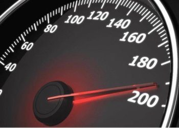 ضبط سائق يقود مركبته بسرعة 211 كم على طريق العمري