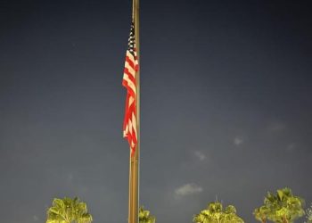 السفارة الأمريكية في عمان تنكس العلم تكريما لشهداء المعمداني