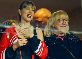 تايلور سويفت ترقص أثناء حضورها مباراة حبيبها ترافيس كيلسي