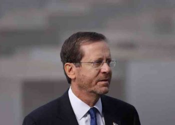 الرئيس الإسرائيلي هرتسوغ يهرب من حدث مفاجئ