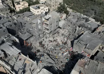 شاب يجر عربة على متنها جرحى للمستشفى