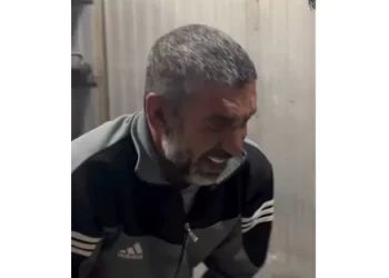 وين أحمد وين راسه؟.. لحظات مؤلمة لأب فلسطيني يودع ابنه الشهيد