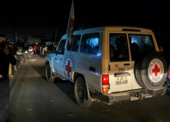 حماس ترجئ تسليم الأسرى.. وإسرائيل تهدد باستئناف عملياتها