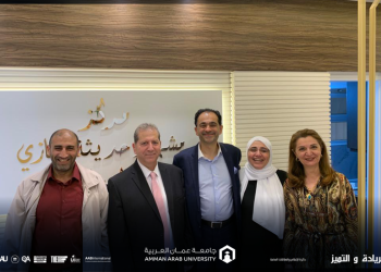 وفد من “عمان العربية” يزور مركز مشهور الجازي للإبداع