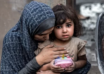 شهرها الثاني .. اشتباكات وتوغل للدبابات الإسرائيلية بغزة