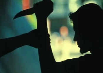 قتل والده المسن بـ 6 طعنات وألقى جثته من الطابق الثامن