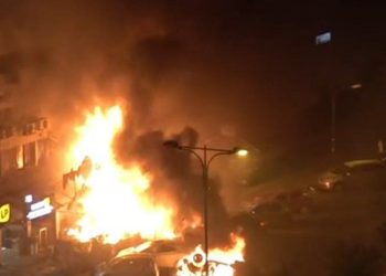 مستوطنة إسرائيلية تحترق .. أصابتها صواريخ أُطلقت من لبنان