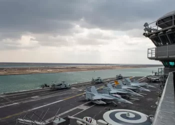 حاملة الطائرات الأميركية أيزنهاور تصل الشرق الأوسط