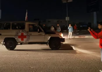 إسرائيل تتسلم أول دفعة من الأسرى.. بينهم 4 أطفال و6 نساء