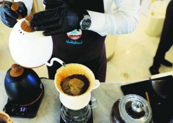 شرب الشاي والقهوة في منتصف العمر يمنحك قوة عند الكبر