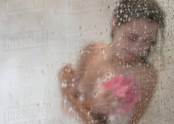 هل عليك الاستحمام صباحاً أم مساءً؟ خبراء وأطباء الجلدية يجيبونك