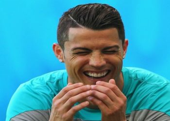 بضحكات ساخرة .. كريستيانو يعلق على تتويج ميسي بالكرة الذهبية الثامنة