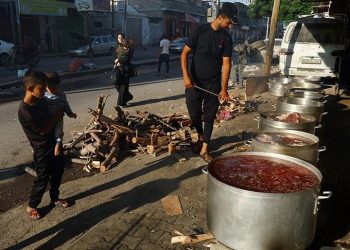 أهل غزة يحرقون الملابس لطبخ طعامهم