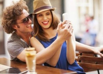 الإعجاب بشخص معين .. رسائل تخبرك أن لعلاقتكما مستقبلا