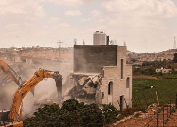 الاحتلال يهدم منزلا بالخليل ومستوطنون يهاجمون المزارعين قرب نابلس