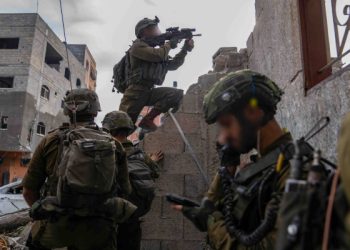 حماس.. نشر صور لمدنيين بجانبهم أسلحة على أنهم من القسام ادعاء كاذب