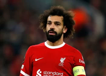 “إنه لا يبتسم”.. نجم إنجلترا يشكك في سعادة صلاح مع ليفربول