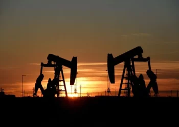 النفط يهبط بفعل مخاوف الطلب بعد ارتفاع مخزونات الوقود الأمريكية