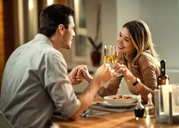 أشياء إذا فعلها الرجل تأكدي أنه يحبك جدا و لن يتركك أبدا