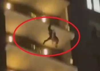 شاهد .. “بابا نويل” يسقط من برج شاهق والنهاية مأساوية