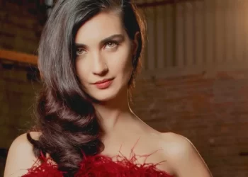 النجمة التركية توبا .. لا أفكر بالزواج ومشهد الحمام لا يستحق كل هذا الجدل