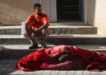 صفارات تنطلق بغلاف غزة.. وجثث القتلى عالقة تحت الأنقاض