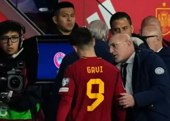 رد مثير من مدرب إسبانيا على غضب برشلونة بعد إصابة جافي