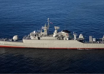 مدمرة إيرانية تصل البحر الأحمر للاستقرار في “باب المندب”