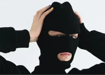 “لص خلوق” يدفع ثمن مشروباته خلال سرقة أحد محطات الوقود بإسبانيا