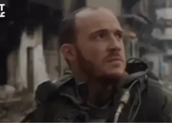 جندي للاحتلال يستعرض بطولاته بغزة قبل أن يهرب لحظة الاشتباك ( شاهد )