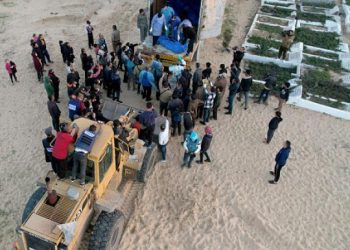 الاحتلال الإسرائيلي ينبش المقابر ويسرق 150 جثماناً في غزة