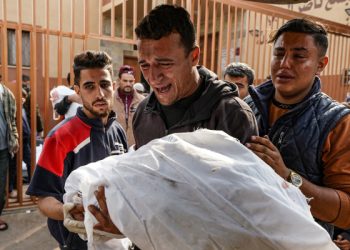 الاحتلال يستهدف محيط مستشفى ناصر ومراكز إيواء في خانيونس جنوبي غزة