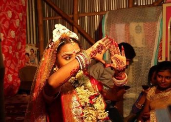 رجل يضرب زوجته بوحشية بسبب “الأرواح الشريرة”!