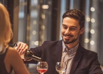 طلب منها دفع الفاتورة في موعدهما الغرامي الأول .. والسبب غريب وصادم!