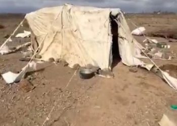 الاردن .. وسط الصحراء عجوز تقطن داخل خيمة تفتقد لكافة مقومات الحياة