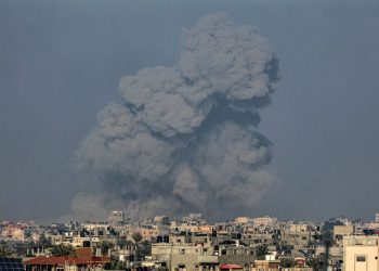 لتعويض فشله العسكري .. الاحتلال يفجر مربعات سكنية ويستهدف خيم النازحين