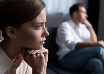 ما الذي تكرهه أنثى الدلو وما هو أكثر ما يخيفها في الرجل؟