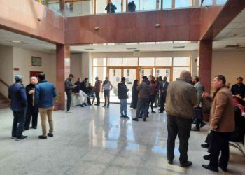 جامعة حكومية عاجزة عن دفع الرواتب.. وموظفون يعتصمون