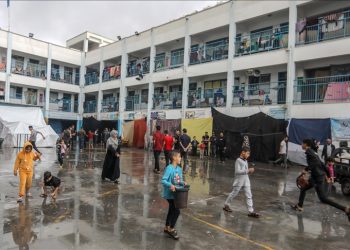 غزة.. برد قارس ينهش أجساد الأطفال النازحين (تقرير)