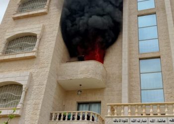 الدفاع المدني ينقذ عائلة من حريق شقة في العقبة