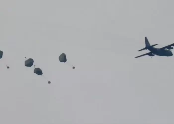 إنزال مساعدات أمريكية للمرة الأولى جنوب غزة وأخرى أردنية شمالا