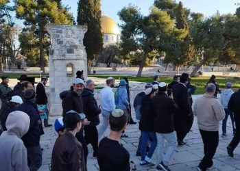 مستوطنون متطرفون يقتحمون باحات الأقصى