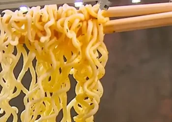 الإندومي تثير ضجة.. طبيب سعودي يشعل زوبعة “آمنة”