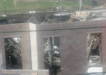 اصابة 3 أشخاص اثر سقوط سقف مسجد أثناء عمليه صب السقف في اربد.. صور